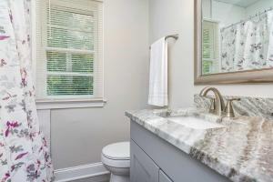 Vannituba majutusasutuses Stylish 2 bedroom bungalow in Durham