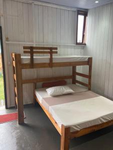 een kamer met twee stapelbedden en een raam bij Chalé Amanhecer no Sul da Ilha in Florianópolis +13 foto's