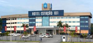 a parking lot with cars parked in front of a hospital at Hotel Estação 101 - Itajaí in Itajaí