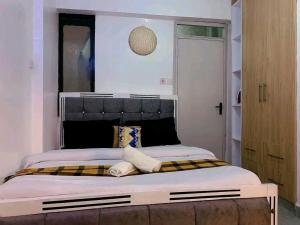 ein Schlafzimmer mit einem großen Bett mit schwarzem Kopfteil in der Unterkunft Escape Hut in Kidono