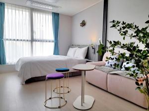 Postel nebo postele na pokoji v ubytování Wellstay hotel Incheon