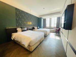 Postel nebo postele na pokoji v ubytování Tianyongge Art Hotel Shanghai Disney Store