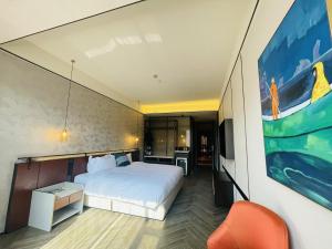 Postel nebo postele na pokoji v ubytování Tianyongge Art Hotel Shanghai Disney Store
