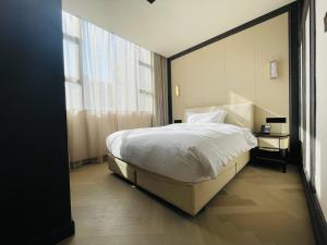 Postel nebo postele na pokoji v ubytování Tianyongge Art Hotel Shanghai Disney Store