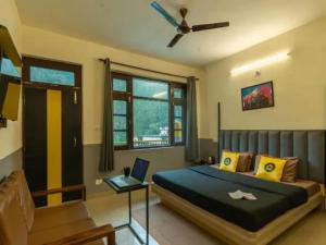 Postel nebo postele na pokoji v ubytování The Hosteller Kasol