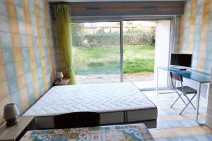 Postel nebo postele na pokoji v ubytování Studio charmant dans Brioude – 25 m² avec terrasse et parking + 9 fotografií