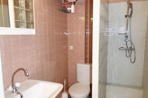 Koupelna v ubytování Studio charmant dans Brioude – 25 m² avec terrasse et parking