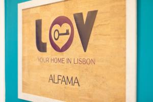 リスボンにあるLov'Alfama, at home in Lisbonのリズモア家の看板