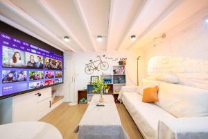 TV a/nebo společenská místnost v ubytování 柃居 B&B - Sinan Mansion Branch