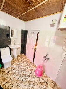 Ένα μπάνιο στο Cozyo Stays Boutique Cottages Mawkdok +11 φωτογραφίες