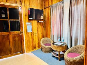 Μια τηλεόραση ή/και κέντρο ψυχαγωγίας στο Cozyo Stays Boutique Cottages Mawkdok