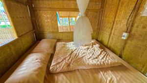 Giường trong phòng chung tại Tid-jai Homestay at Suan Phueng