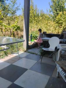 een klein meisje zittend op een terras met een piano bij Summer house Belgrade in Belgrado +17 foto's