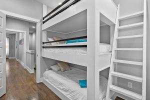 Giường trong phòng chung tại City Heights - Broadway Designer Condo