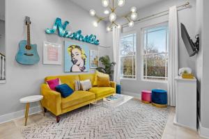 Khu vực ghế ngồi tại City Heights - Broadway Designer Condo