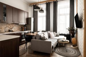 a living room with a couch and a kitchen at Apartament Srebrna Perła in Czarny Dunajec