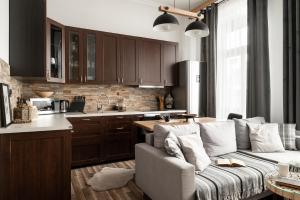 a living room with a couch and a kitchen at Apartament Srebrna Perła in Czarny Dunajec