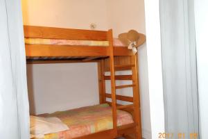 two bunk beds in a room with a ladder at Appartement charmant au Grau-du-Roi avec piscine partagée in Le Grau-du-Roi