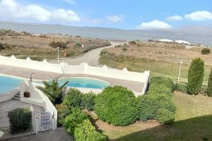 an overhead view of a house with a swimming pool at Appartement charmant au Grau-du-Roi avec piscine partagée in Le Grau-du-Roi +13 photos