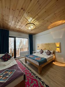 Postel nebo postele na pokoji v ubytování Guest House Jekshen