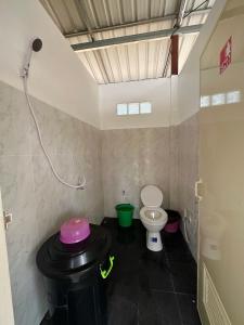 Ένα μπάνιο στο Tid-jai Homestay at Suan Phueng