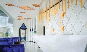 - un hall avec une table blanche et des chaises violettes dans l'établissement Large condo Surin-Bangtao Beach, à Ban Lum Fuang 19 autres photos