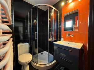 Kúpeľňa v ubytovaní Pokoje i apartamenty u Sabiny - DOSTĘP DO JACUZZI TYLKO W WYBRANYCH OPCJACH sprawdź poniżej szczegóły rezerwacji