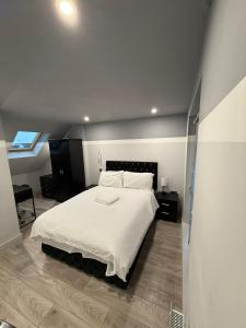 Letzi Premium Cozy Retreat Private En-Suite Rooms, Heathrow Airport客房内的一张或多张床位