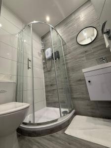 Letzi Premium Cozy Retreat Private En-Suite Rooms, Heathrow Airport的一间浴室