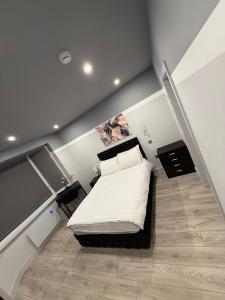Letzi Premium Cozy Retreat Private En-Suite Rooms, Heathrow Airport客房内的一张或多张床位