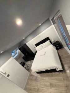 Letzi Premium Cozy Retreat Private En-Suite Rooms, Heathrow Airport客房内的一张或多张床位