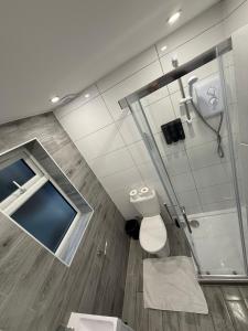 Letzi Premium Cozy Retreat Private En-Suite Rooms, Heathrow Airport的一间浴室
