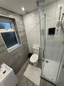 Letzi Premium Cozy Retreat Private En-Suite Rooms, Heathrow Airport的一间浴室