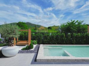 Bazén v ubytování OceanNew Pool Villa บ้านพักพลูวิลล่าสัตหีบ nebo v jeho okolí