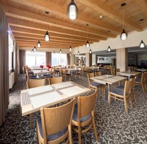 Hotel Havrania في زازريفا: مطعم فيه طاولات وكراسي في الغرفة