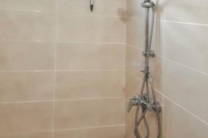 une douche avec pommeau de douche dans une salle de bain dans l'établissement Studio tout confort à Sainte-Anne - 39 m² - Vue sur jardin, à Sainte-Anne