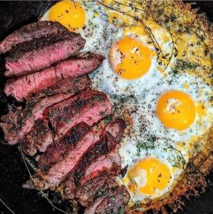 Jedlo v ubytovaní bed & breakfast alebo blízkom okolí