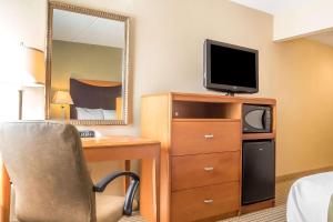TV a/nebo společenská místnost v ubytování Quality Inn Spring Valley - Nanuet