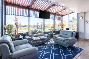 een wachtkamer met stoelen, tafels en ramen bij Econo Lodge Inn & Suites Macon North in Macon