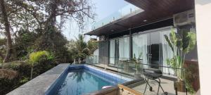 una villa con piscina e una casa di Rustic Kraft ad Alto Porvorim