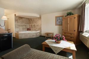 a living room with a bath tub in a room at Columbine Inn and Suites in Leadville