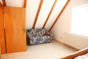 Zimmer mit einem Stuhl und einem Fenster in der Unterkunft Ferienhaus Gleissbuck in Schönbronn