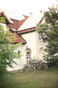 a white house with a red roof at Ferienhaus Gleissbuck in Schönbronn
