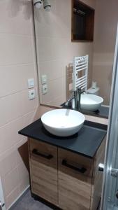 une salle de bain avec un lavabo et un miroir dans l'établissement Maison Ste Foy Tarentaise, à Sainte-Foy-Tarentaise 8 autres photos