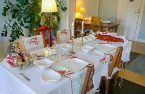 ハンコにあるVilla Maijaの白いテーブルクロスと皿が置かれたテーブル