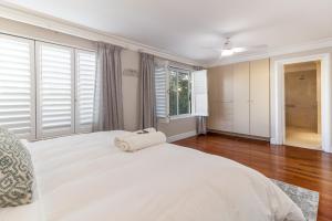 1 dormitorio blanco con 1 cama grande y ventanas en "Villa Montemar' Luxury Villa for 6 on the Beach with Pool, en Gordonʼs Bay 22 fotos más