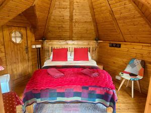 Postel nebo postele na pokoji v ubytování The Nest Glamping Pod