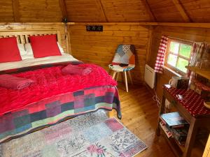 Gulta vai gultas numurā naktsmītnē The Nest Glamping Pod