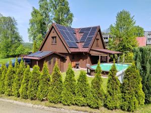 een huis met zonnepanelen op het dak bij Chata Osmička in Zlaté Hory