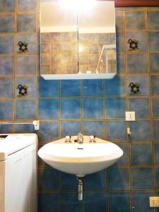 un bagno con lavandino e specchio di Meridiana, 2 Bedrooms a Caorle Altre 27 foto